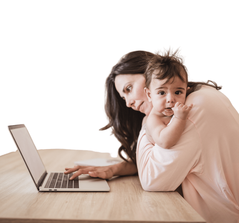 Mae com filho no ombro e pesquisando na internet