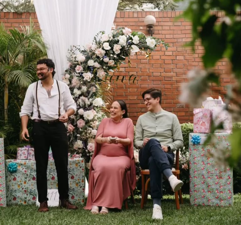 Mago en Baby Shower de Lima Perú, con padres emocionados