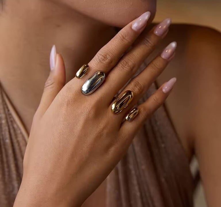 Mujer morena usando anillos chunky.