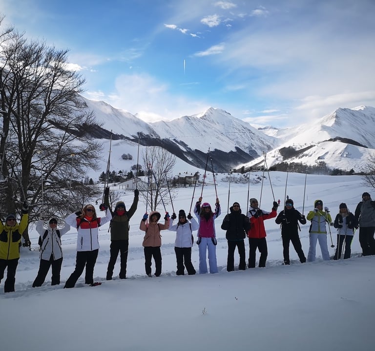 Gruppo in ciapolata su paesaggio innevato della valle del Fargno