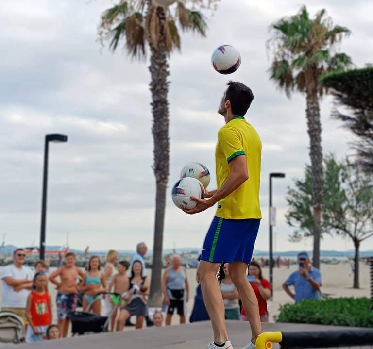 niños disfrutando de show de fútbol freestyle en evento y cumpleaños
