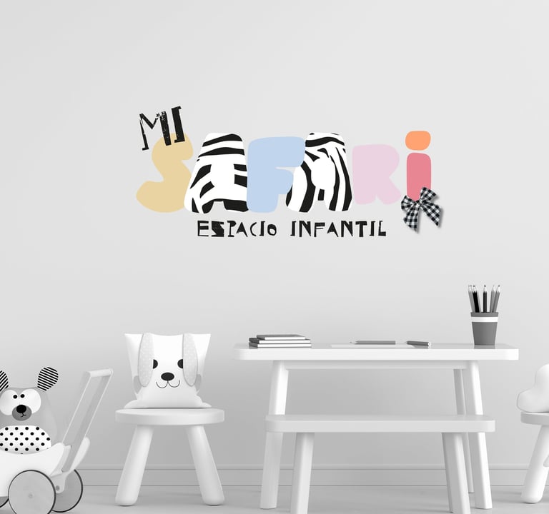 Logotipo Mi Safari Espacio Infantil en pared de aula decorada
