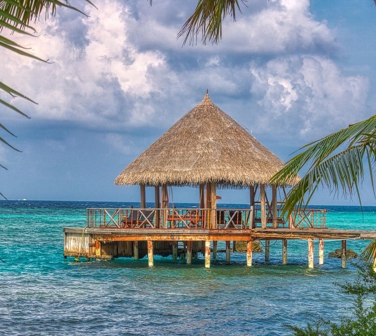 Détente luxe et farniente dans salon d'été sur pilotis. Lien vers le forfait voyage de noces