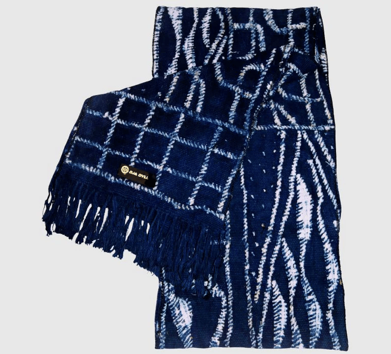 écharpe artisanale en tissu ndop bleu indigo avec motifs traditionnels blancs et franges