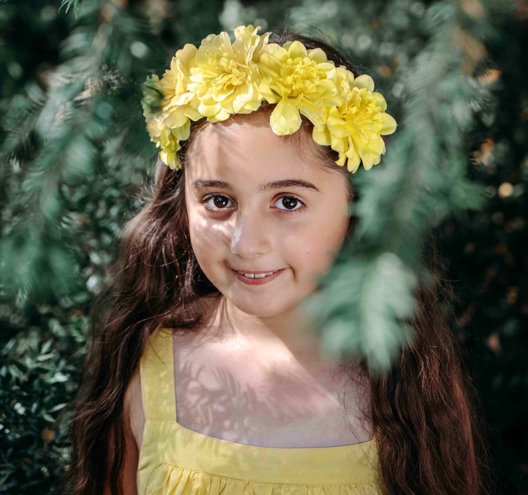 Portrait of girl with yellow flower crown – Fred Art Studio outdoor photo