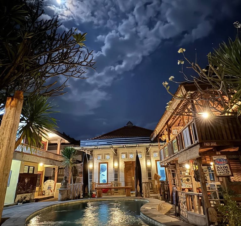 бассейн с луной в небе в отеле Sunrise Lodge and Loving Bali