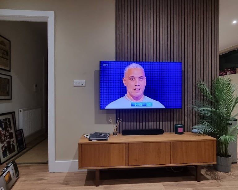 MountMyTV - Samsung 55" TV mounted onto a feature wall