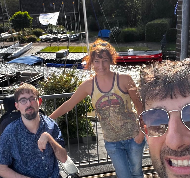 Assistenznehmer und zwei Assistenten im Urlaub.