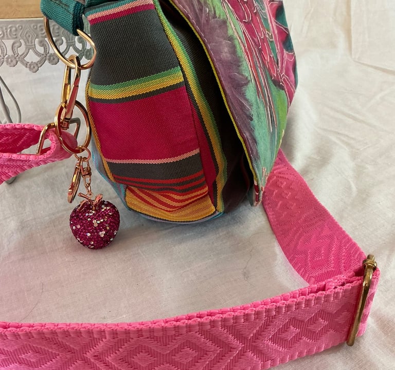 Sac bandoulière agrémenté d un porte clef à strass,rose