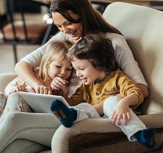 Familia feliz protegida con seguro de vida Allianz en Murcia - madre e hijos disfrutando juntos en c