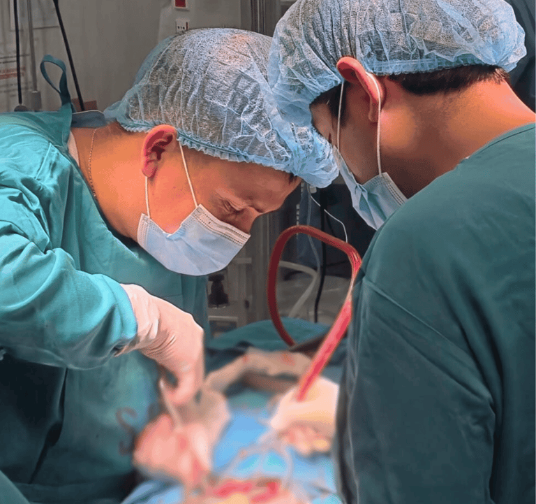 el dr david tafur realizando una cirugia ce columna vertebral