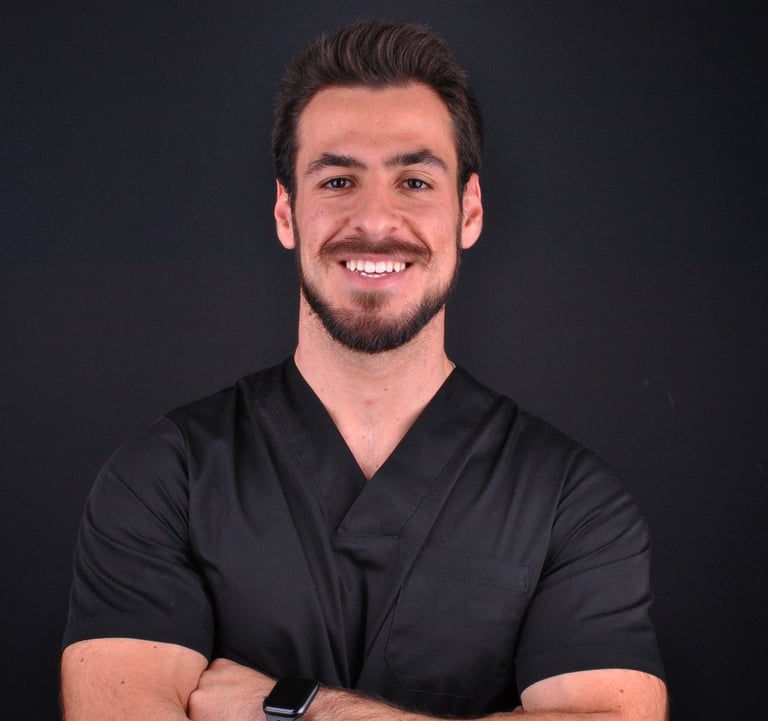 Dr. Miguel Alcobia especialista em implantologia na clínica médica e dentária em Setúbal.