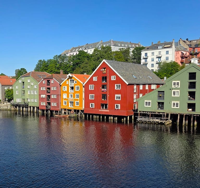 Trondheim, Norwegia, kolorowe domku na Bakkalandet