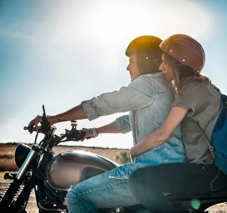 Pareja en motocicleta disfrutando de un viaje seguro con seguro de moto Allianz en Murcia