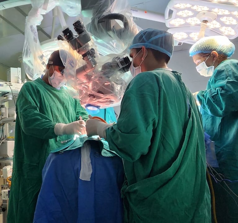 Imagen que muestra al Dr. Tafur, Realizando una microcirugía cerebral
