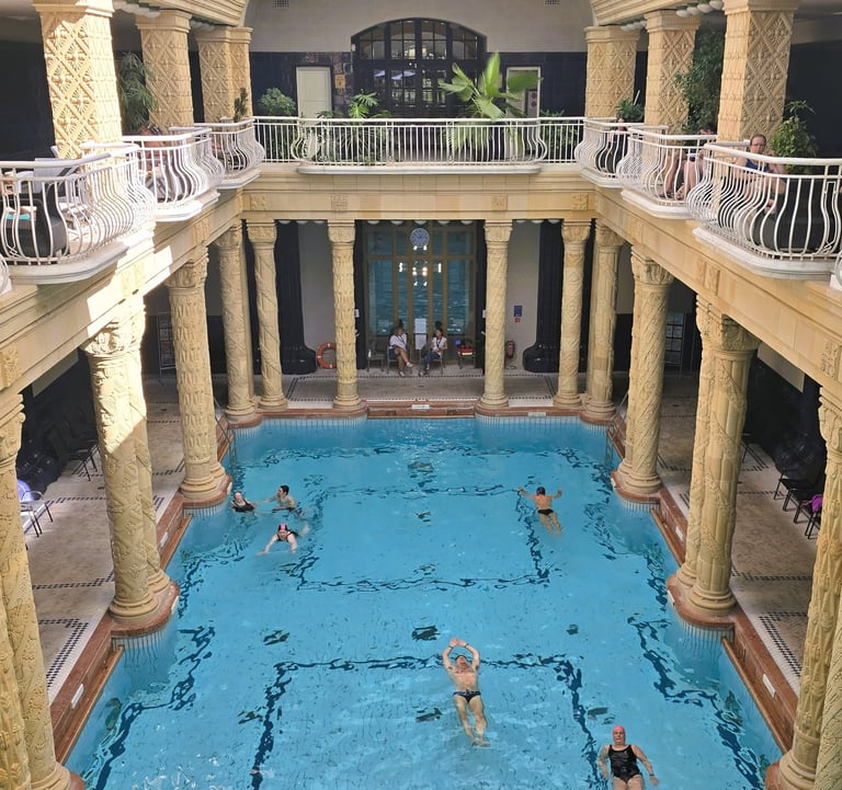 Basen pływacki w termach Gellérta