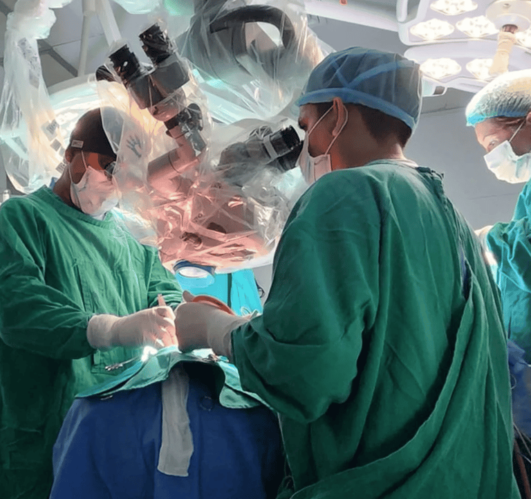 dr davdi tafur realizando una cirugia cerebral