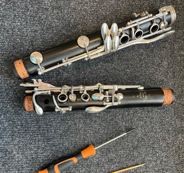 clarinette démontée avec outil à côté