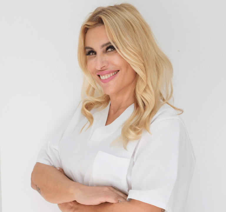 Cláudia Palmeiro, assistente dentária na clínica médica e dentária em Setúbal.