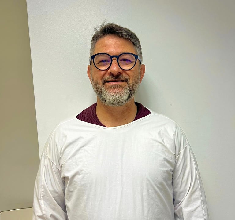 José Pauli, técnico de prótese dentária na clínica médica e dentária em Setúbal.