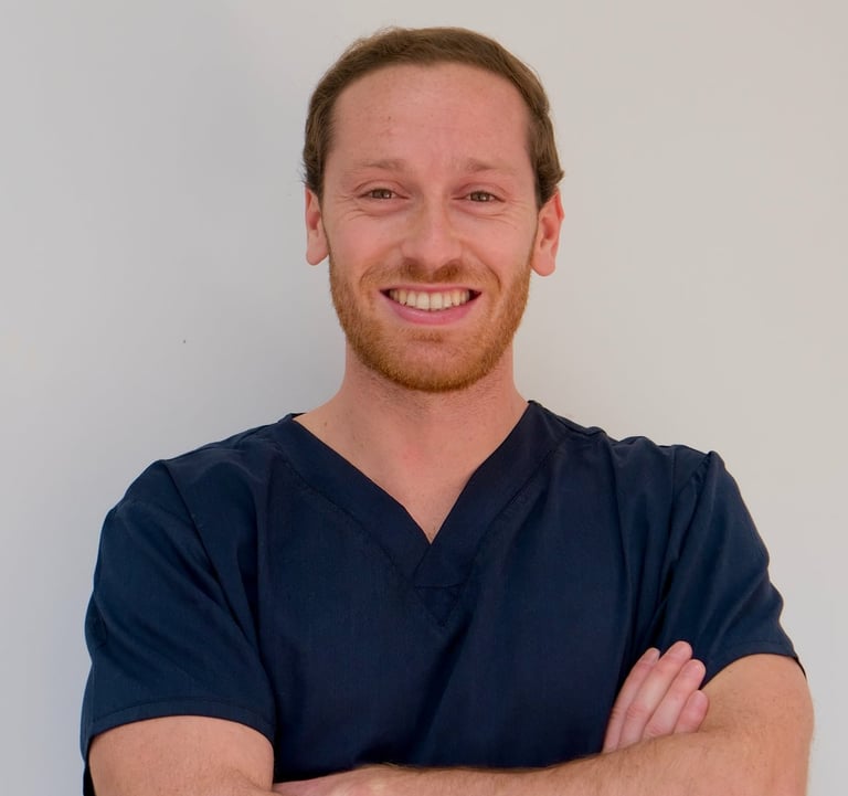 Dr. Manuel Sobral, especialista em restaurações estéticas na clínica médica e dentária em Setúbal.