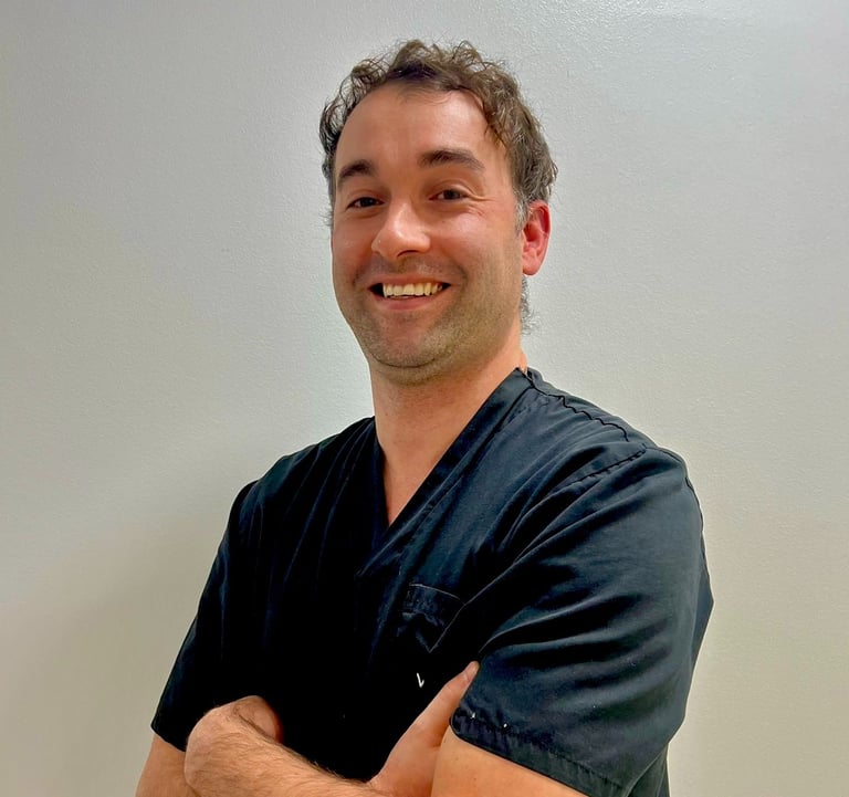 Dr. Ricardo Valente, especialista em implantologia e reabilitação oral na clínica médica e dentária