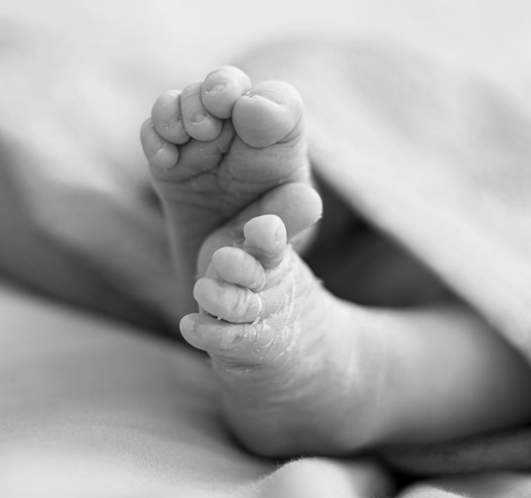 Detall dels peus d'un bebè nounat en una sessió de fotos newborn a Girona en estudi fotogràfic