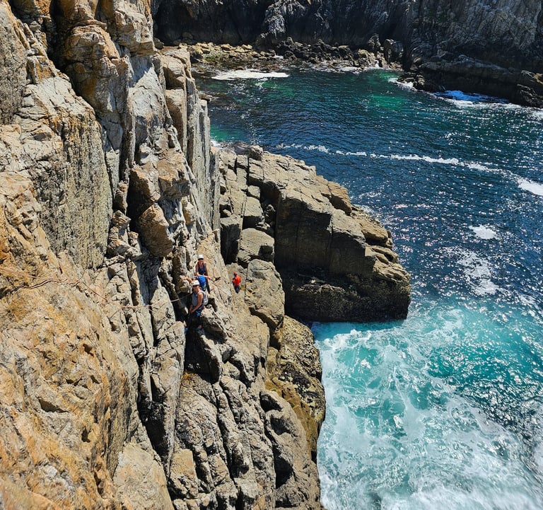 Stage escalade en terrain d'aventure ou trad sur la pointe de Pen Hir. Escalade en Bretagne.