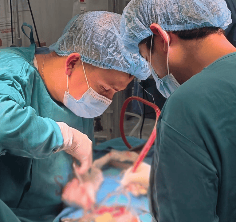 imagen del dr tafur en cirugia de columna vertebral en sala de operaciones
