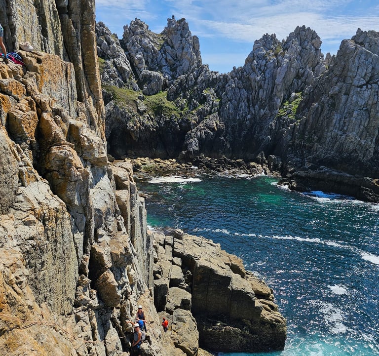 Groupe en stage d'escalade à pen hir. Escalade en grandes voies en Bretagne.