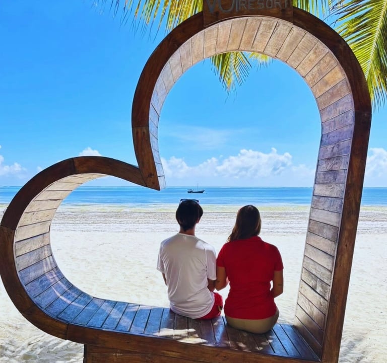 Animateur Travel Anim regardant la mer