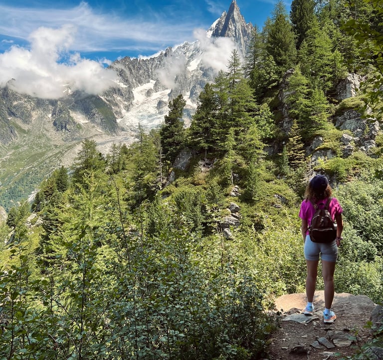 Randonneuse face au Mont-Blanc, illustrant l’esprit outdoor et la communauté Eminence Outdoor