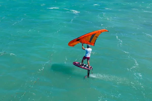 wingfoil à Madagascar dans la baie de Sakalava devant Ocean Lodge