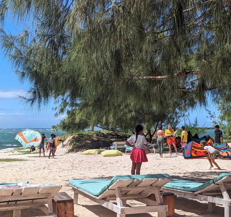 Plage d’Ocean Lodge avec transats, wingfoil et kitesurf dans la baie de Sakalava Madagascar