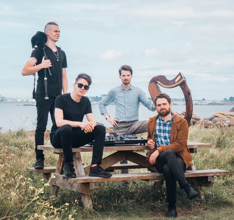 Herriwenn, groupe de musique bretonne avec chant traditionnel, cornemuse, harpe et électro