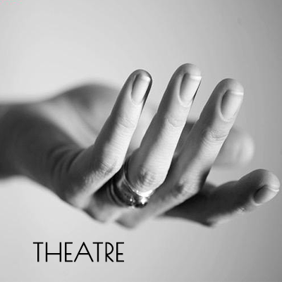 Claire Keim vous tend la main à l'entrée du théâtre