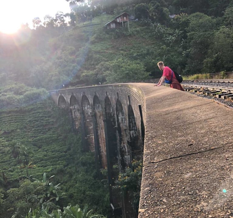 mężczyzna na moście, Nine Arches Bridge, Sri Lanka