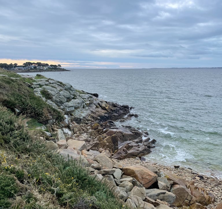 paysage côtier breton avec mer et rochers