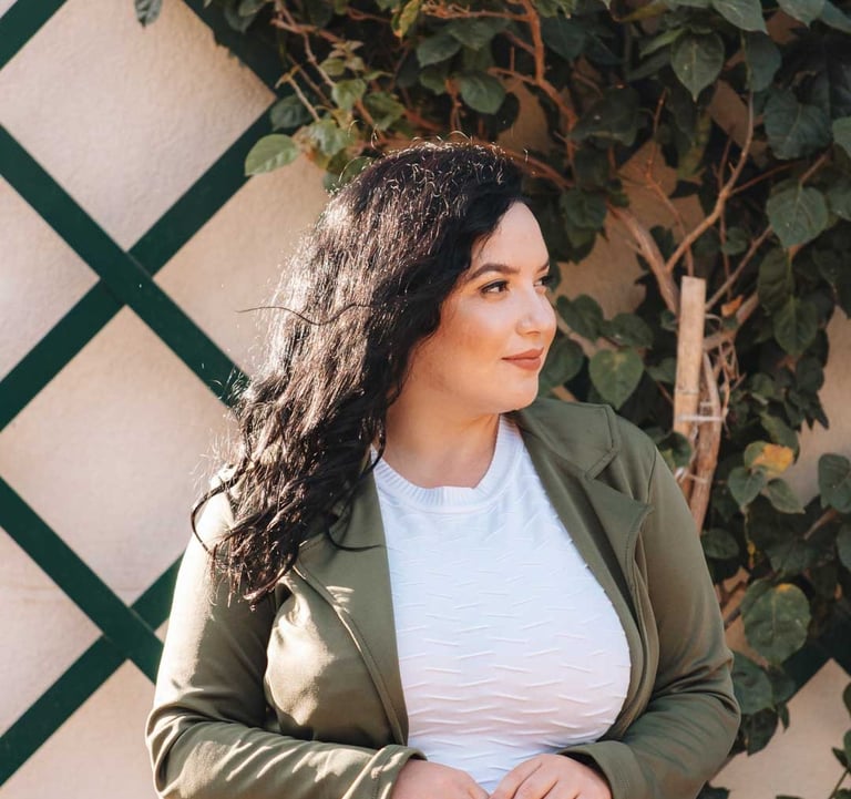 Raabe de perfil com folhas ao fundo.