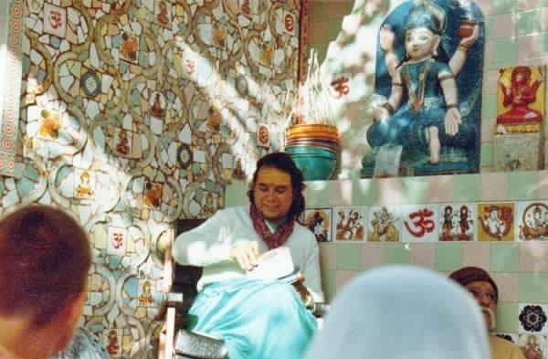 Babaji dà il darshan in terrazza