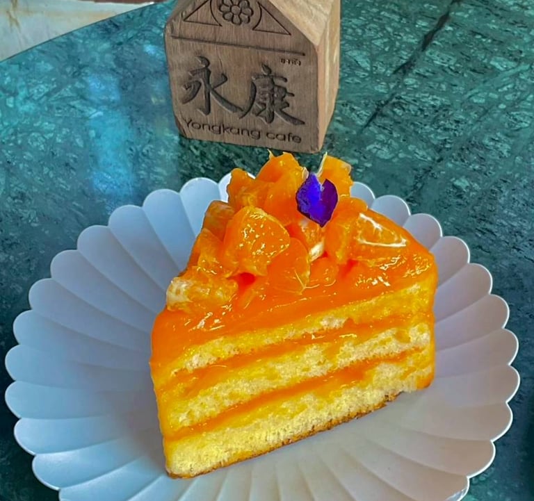 เค้กส้มหน้านิ่ม รสชาติเปรี้ยวหวานสดชื่นที่ ยงคังคาเฟ่ ตึกเก่า 100 ปี