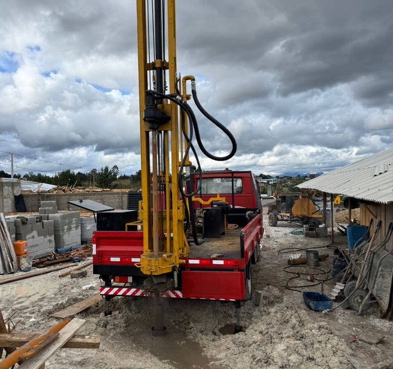 caminhão de perfuração de poço artesiano da Artzian em operação em Curitiba