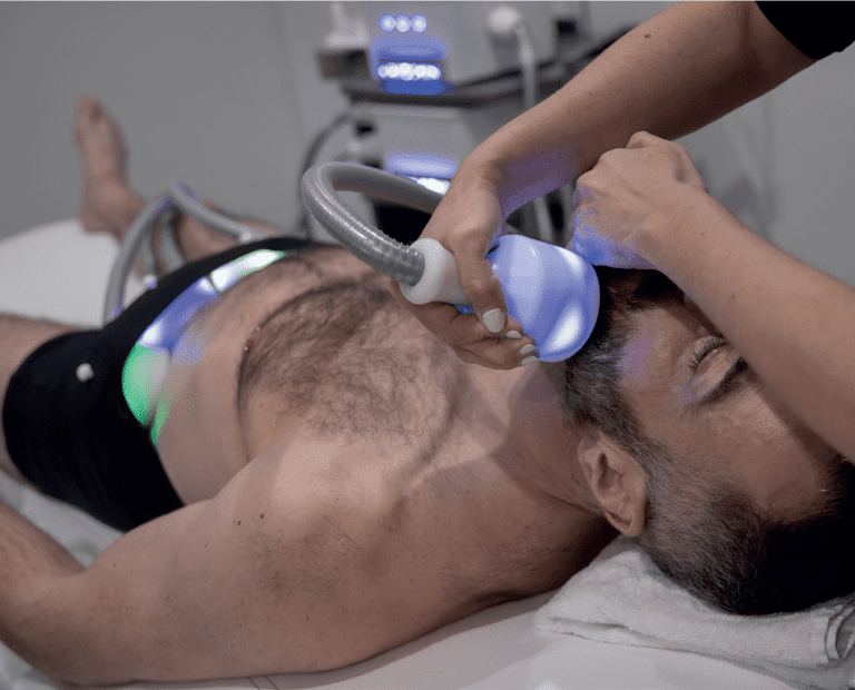 Jeune homme recevant un soin visage Eclat par le froid