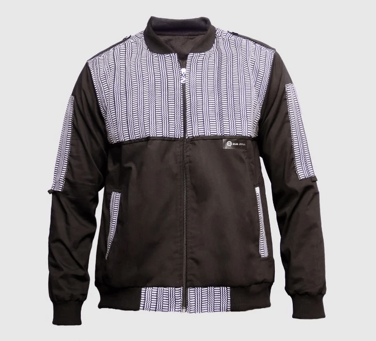 bomber noir artisanal avec tissu tissé blanc et noir sur épaules manches et poches