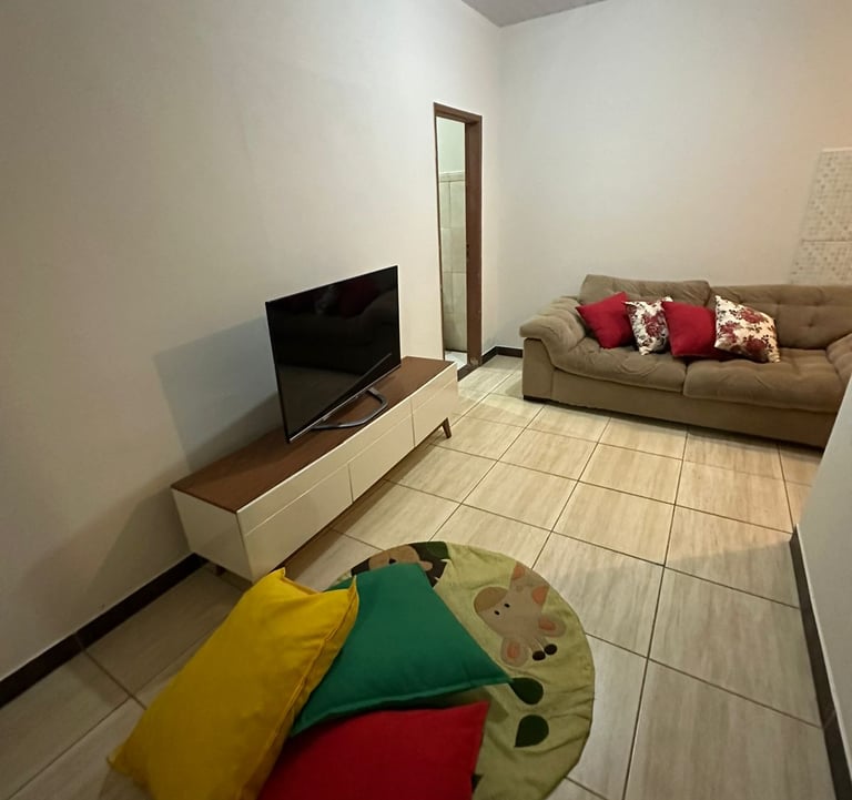 Foto da sala da pousada santa júlia que fica em santa branca no km 53 da rota da luz de sp