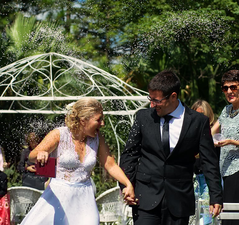 los novios y el arroz, casamiento de día, fotógrafos de casamientos en Córdoba