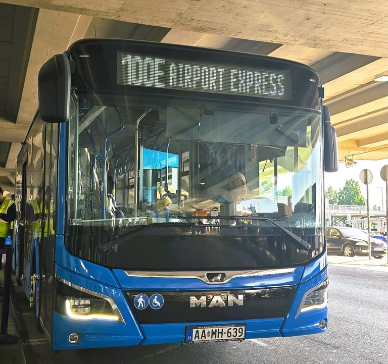 Autobus 100E na lotnisku w Budapeszcie