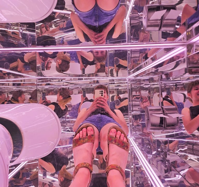 Zdjęcie w lustrze w łazience POP&ROLL