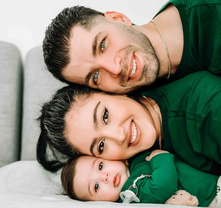 Happy family lying together on bed – Fred Art Studio family story
