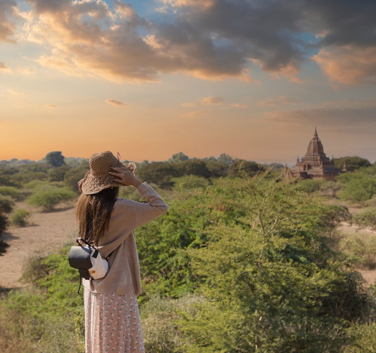 Uma mulher admirando o horizonte no interior de uma localidade no continente asiático